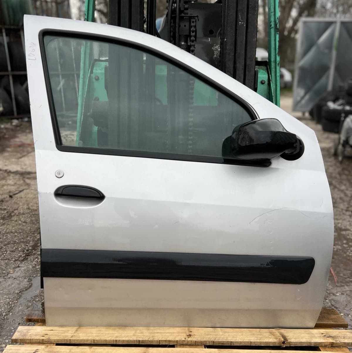 Дясна предна врата за Dacia Logan 2007